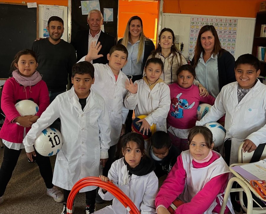 El Intendente, funcionarios y comunidad educativa del CER.