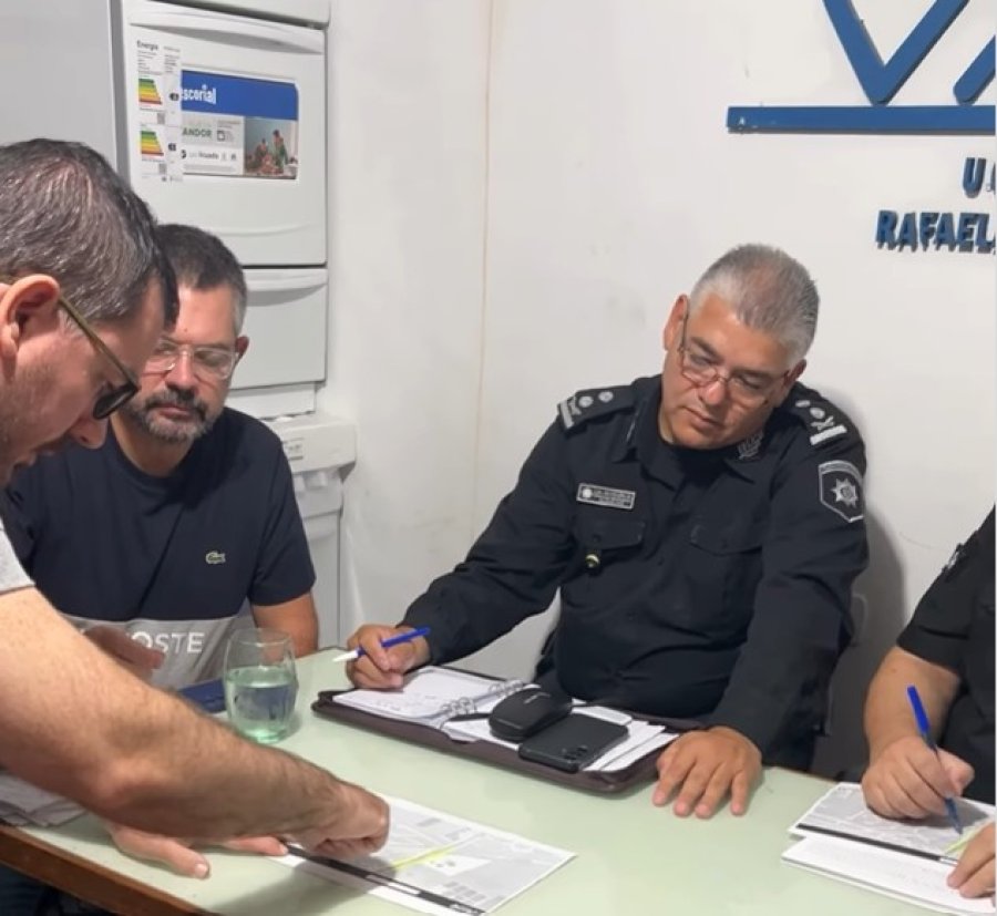 El secretario de Gobierno del Municipio durante la reuni&oacute;n en la sede de la Polic&iacute;a de Seguridad Vial de Rafaela. (IG G.B.)