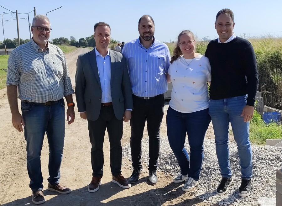 RECORRIDA. Las autoridades visitando las obras en el canal perimetral.