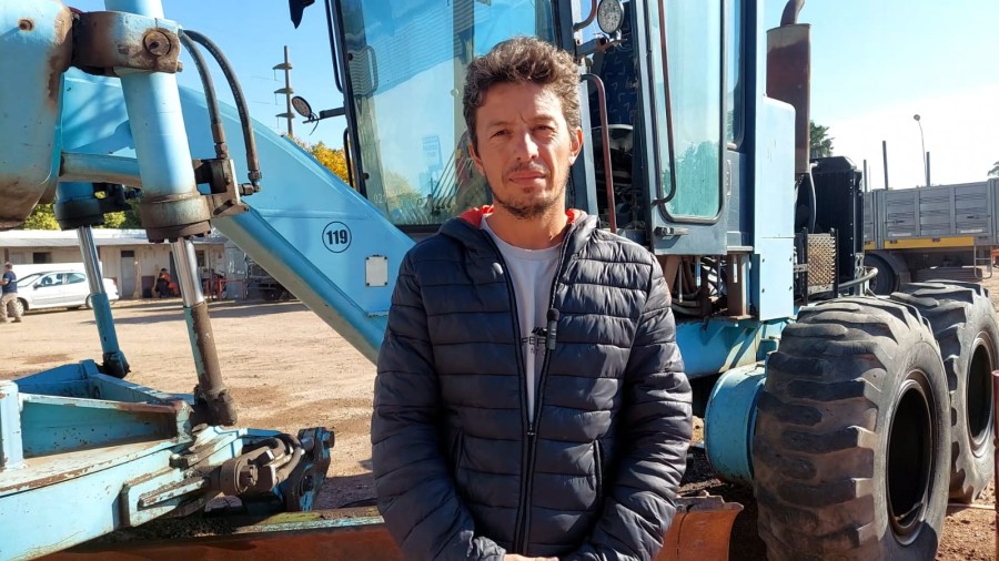 LUIS ZAMATEO. El Secretario junto a una de las motoniveladoras.