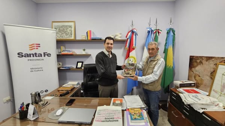 ENTREGA. El obsequio fue recibido por el titular de la Comuna, Mauro Gilabert.