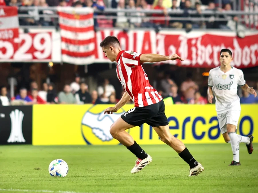 GUIDO CARRILLO. Autor del gol.