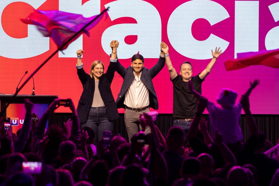 La vicegobernadora Gisela Scaglia, el gobernador Maximiliano Pullaro y el diputado provincial y titular del PS, Joaqu&iacute;n Blanco, el pasado 13 de abril al celebrar la victoria.