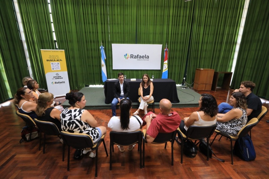 Está destinada a personas que desempeñan o deseen desempeñar tareas de cuidado.