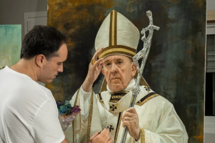 El pintor español Raúl Berzosa, realizando uno de sus retratos del Papa Francisco.