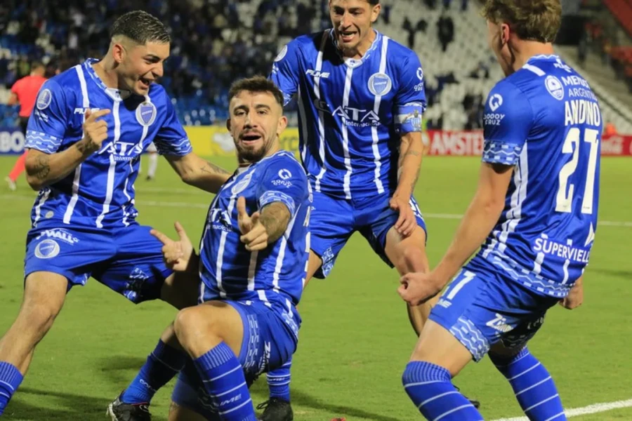 VALIOSO. El Tomba lo igualó cerca del final y consiguió un punto.