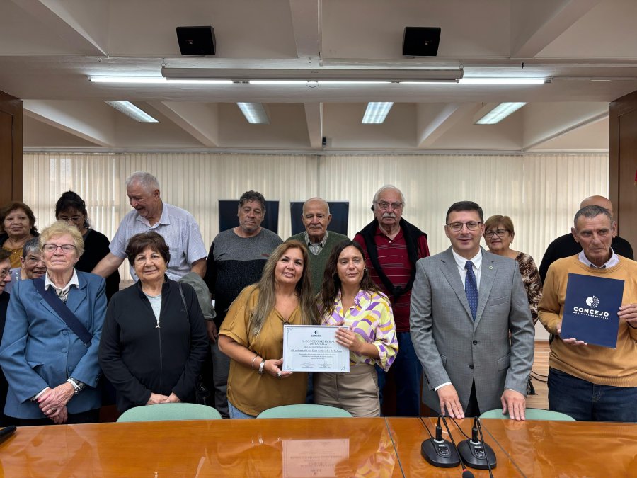 DISTINCI&Oacute;N. La conducci&oacute;n del Club de Abuelos de Calle Palmieri en la foto junto a los concejales.