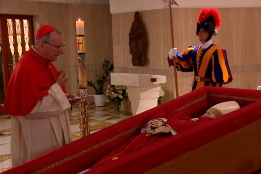 El Cardenal Pietro Parolin, Secretario de Estado, reza ante el féretro del Papa Francisco.