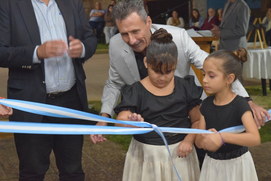 Corte de cintas dejando habilitada la obra.