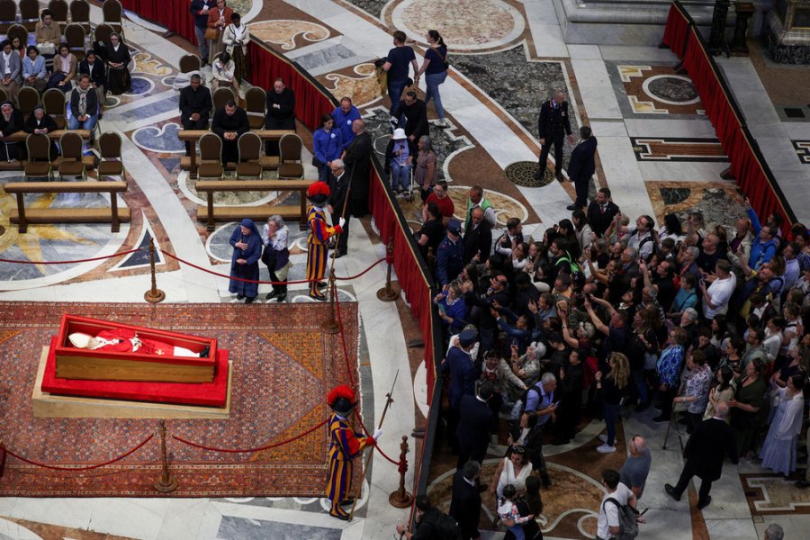 ADIOS A FRANCISCO. Durante tres días, cientos de miles de fieles pasaron por la capilla ardiente para rendirle homenaje al Papa argentino.