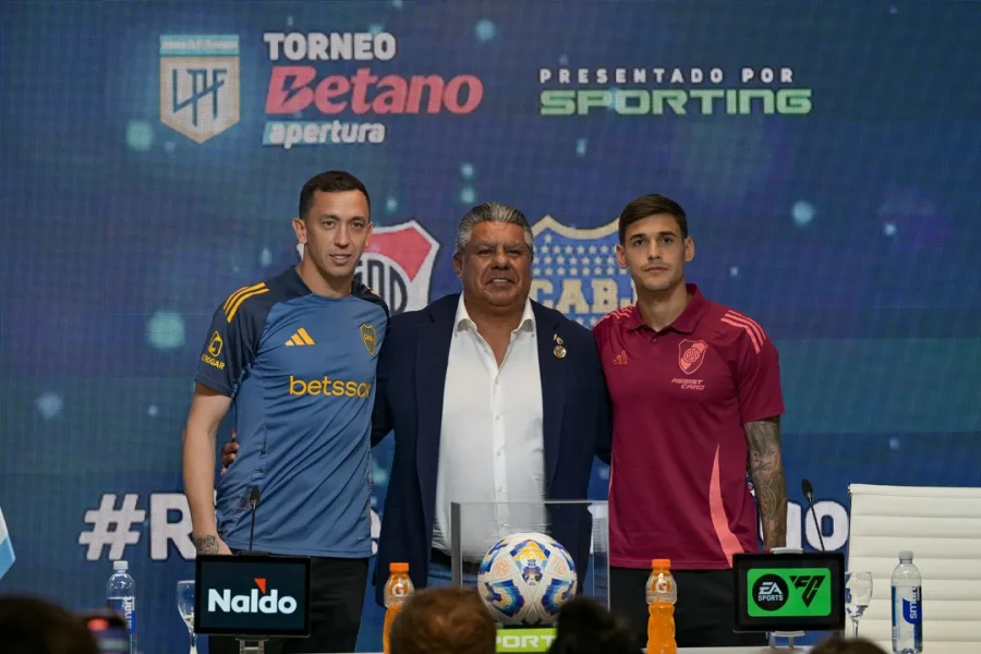 Agustín Marchesín y Lucas Martínez Quarta junto al presidente de AFA, Claudio Tapia.