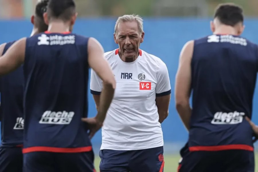 El entrenador Russo conversa con sus dirigidos.