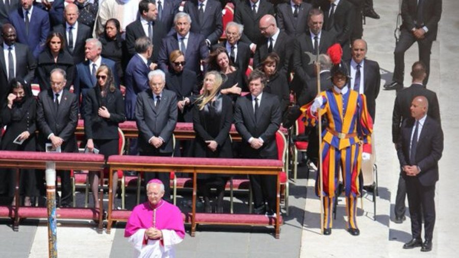 EN EL CENTRO DEL ESCENARIO. El presidente Javier Milei siguió desde primera fila la homilía en el funeral del Papa Francisco.