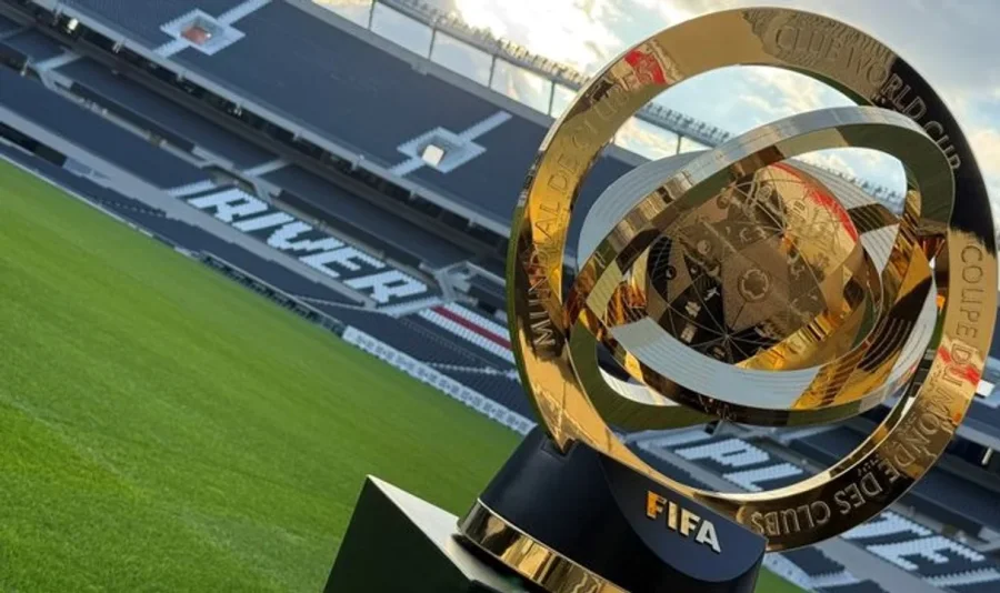 El trofeo, sobre el césped del Monumental.