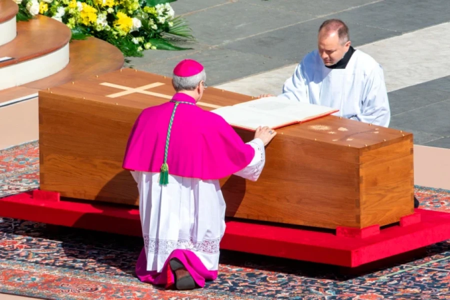 El ata&uacute;d del Papa Francisco es colocado en la Plaza de San Pedro para la Misa de exequias.