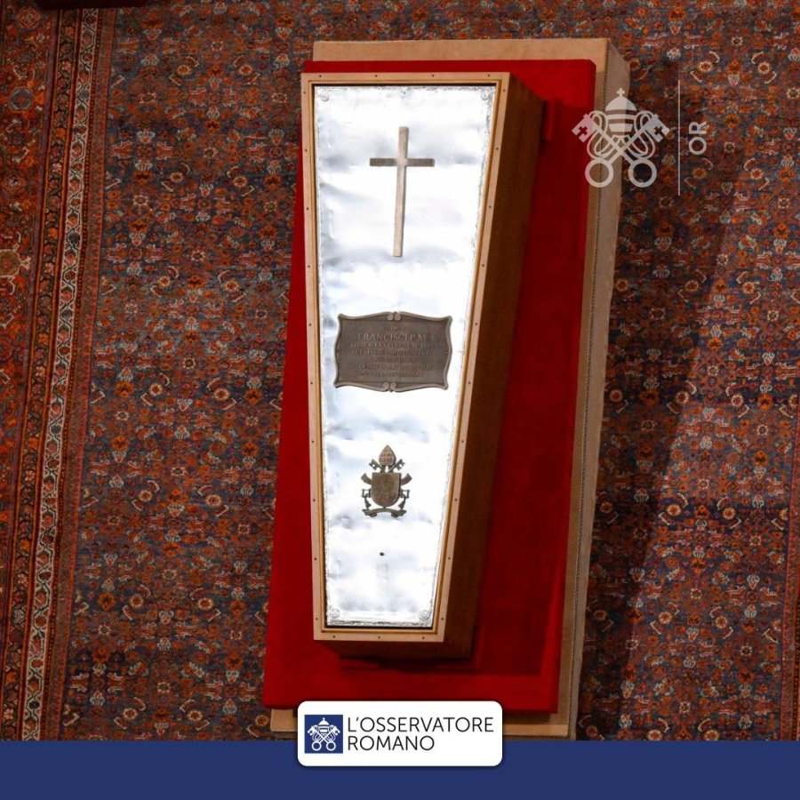 El sencillo féretro del Papa Francisco.