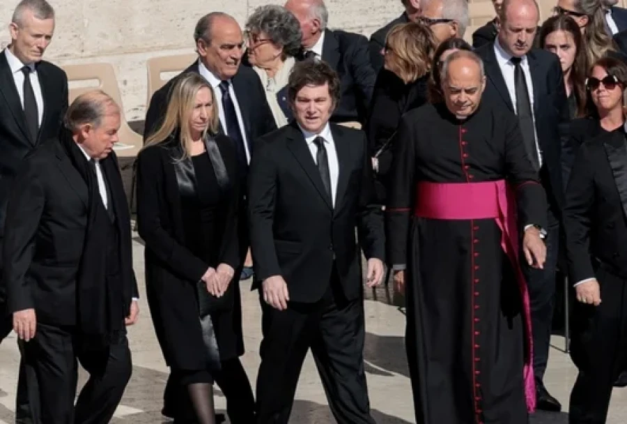 Milei emprende su regreso al país.