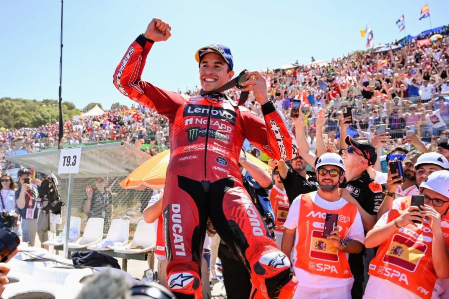 Marc M&aacute;rquez festeja su victoria ante la multitud reunida en Jerez.