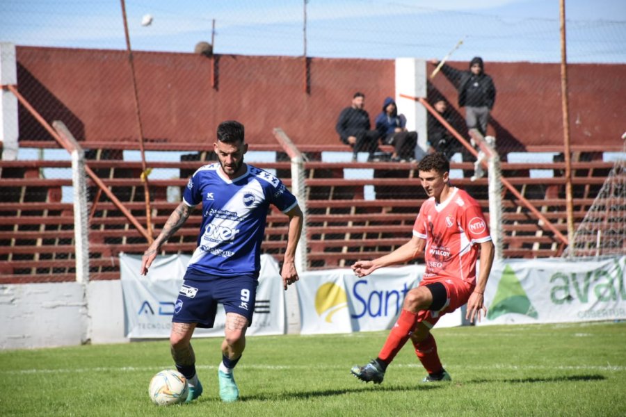 PRIMER GOL. No alcanzó con el gol de Molina.