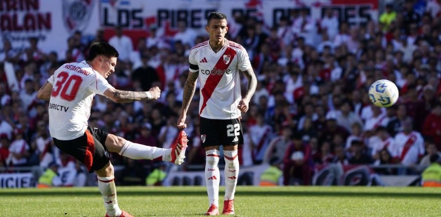 El mediocampista ofensivo de River Franco Mastantuono abrió el superclásico con un golazo.