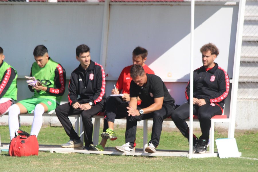 ABATIDO. Barbero y sus colaboradores en los minutos finales del partido.
