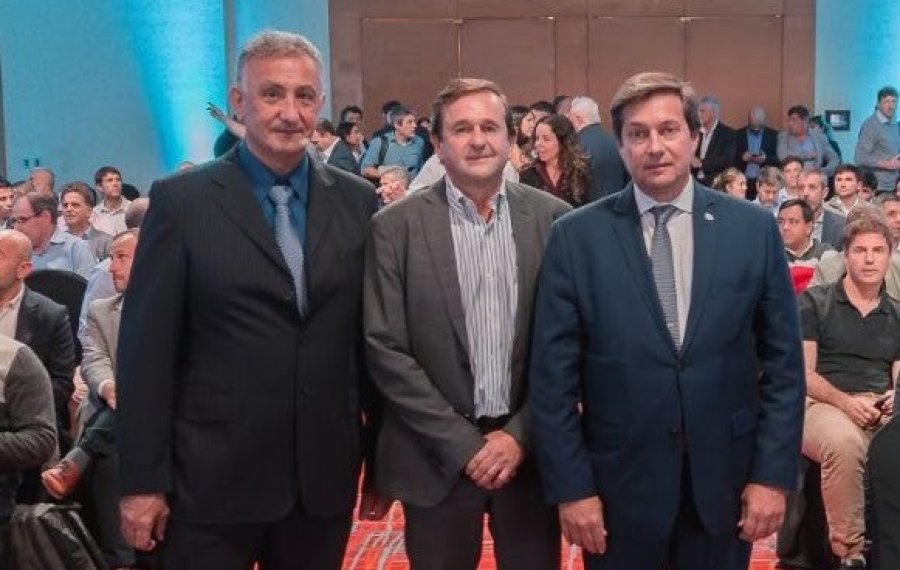 El subsecretario de Defensa del Consumidor y Lealtad Comercial, Fernando Blanco Muiño, junto al presidente de CADAM, Juan Castro y el vicepresidente, Armando Farina