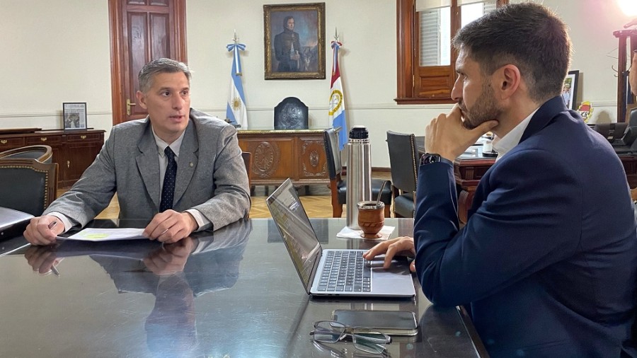 El ministro de Econom&iacute;a, Pablo Olivares, junto al gobernador Maximiliano Pullaro.