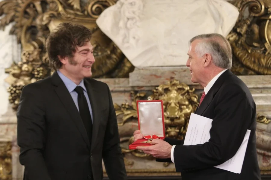 Javier Milei condecoró al economista Jesús Huerta de Soto con la Orden de Mayo.