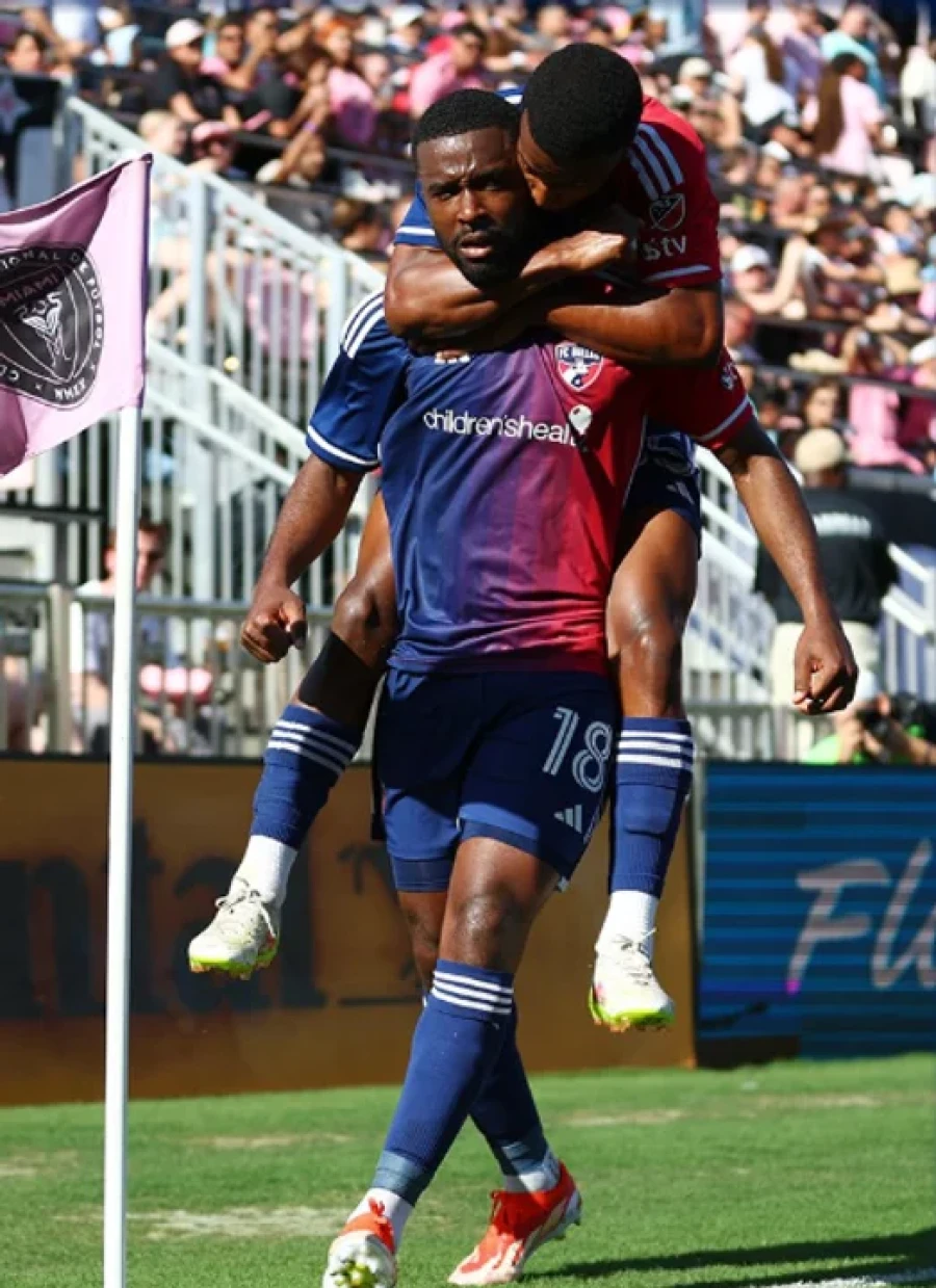 VICTORIA.Shaq Moore festeja su gol, que abrió el marcador.