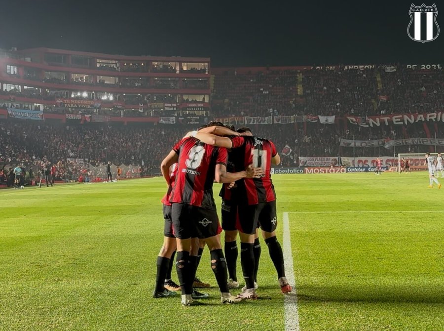 RESISTIO. Defensores profundizó el mal momento Sabalero.