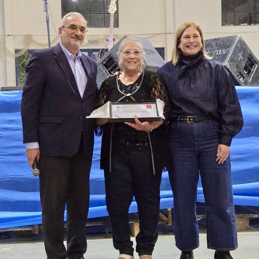 Alcides Calvo, Leticia Borgatello y Gisela Scaglia en el momento protocolar del festejo.
