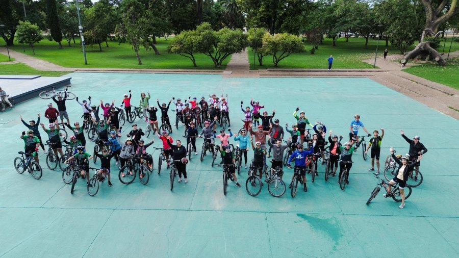 Los ciclistas reunidos en el principal paseo público humbertino.