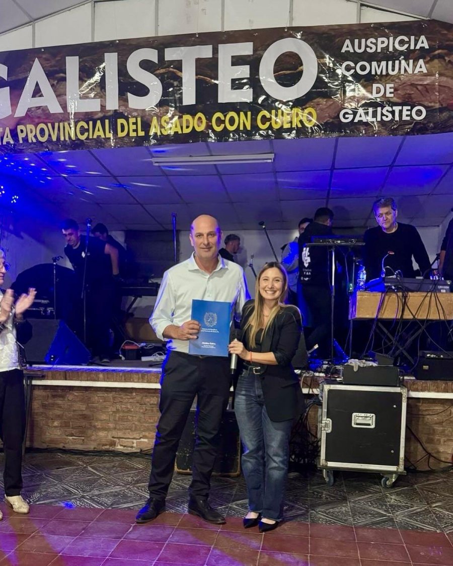 Javier Canavese y Bárbara Chivallero durante la entrega.