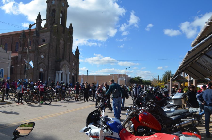 Motociclistas y ciclistas frente al santuario .