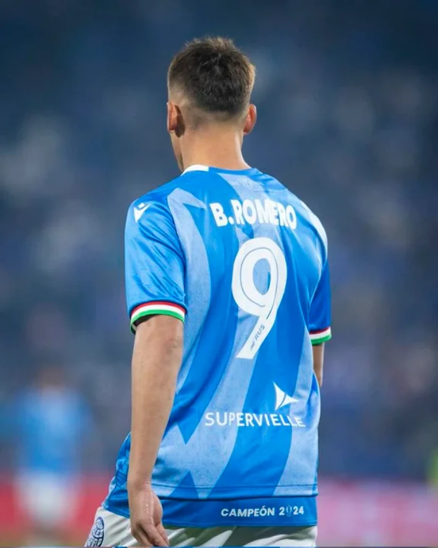 GOLEADOR. Braian Romero, un tanto más para Vélez.