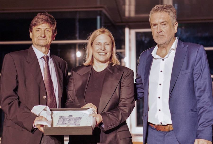 la vicegobernadoras y autoridades de la mutual en la entrega del reconocimiento.