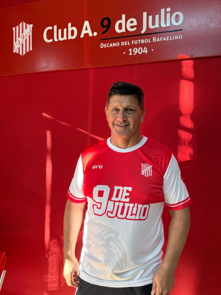 OFICIAL. Varela con la indumentaria juliense.