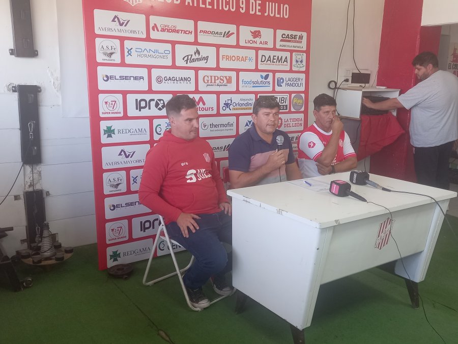 LISTO PARA ARRANCAR. Varela, a la derecha, junto a Maximiliano Zbrun y Emiliano Montagna.