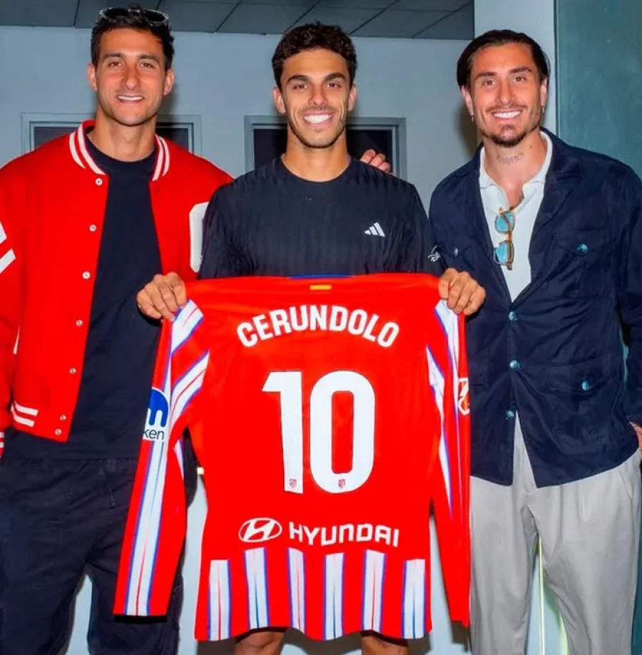 Francisco Cerúndolo y su foto con la camiseta del Atlético de Madrid.