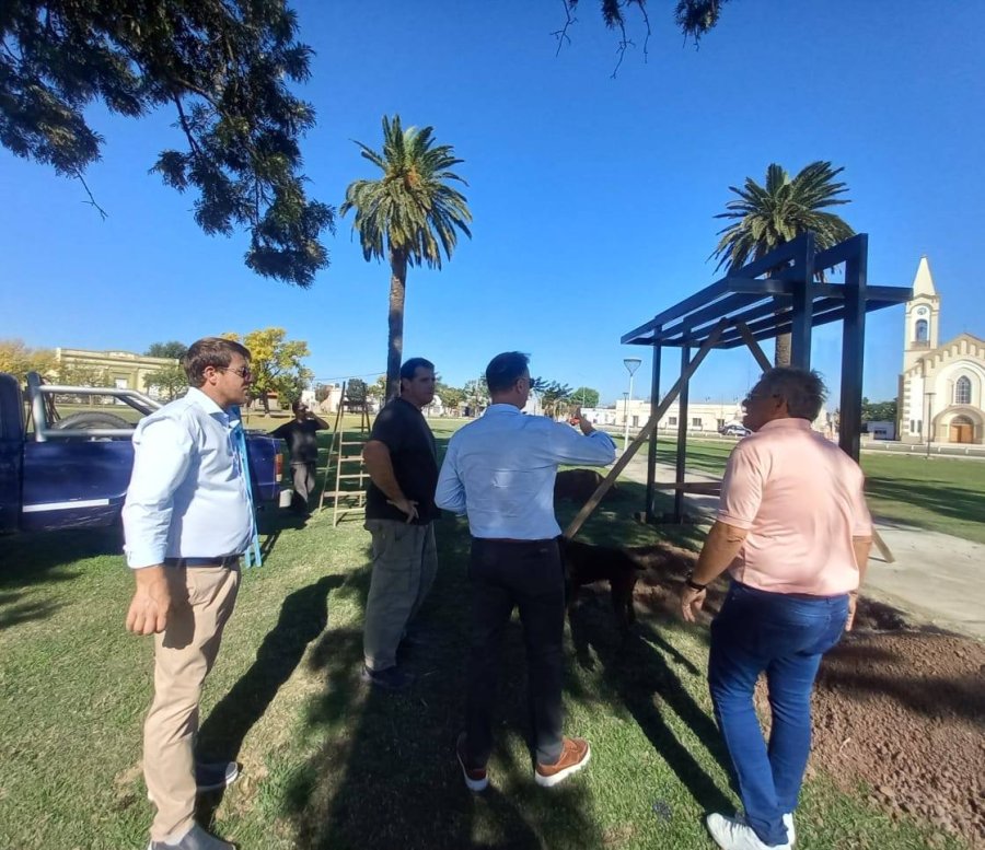 La comitiva visitando las obras en la plaza De la Libertad.