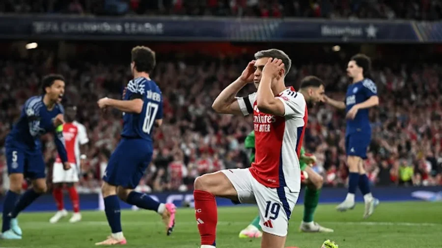 La frustración del Arsenal tras la derrota frente a PSG.