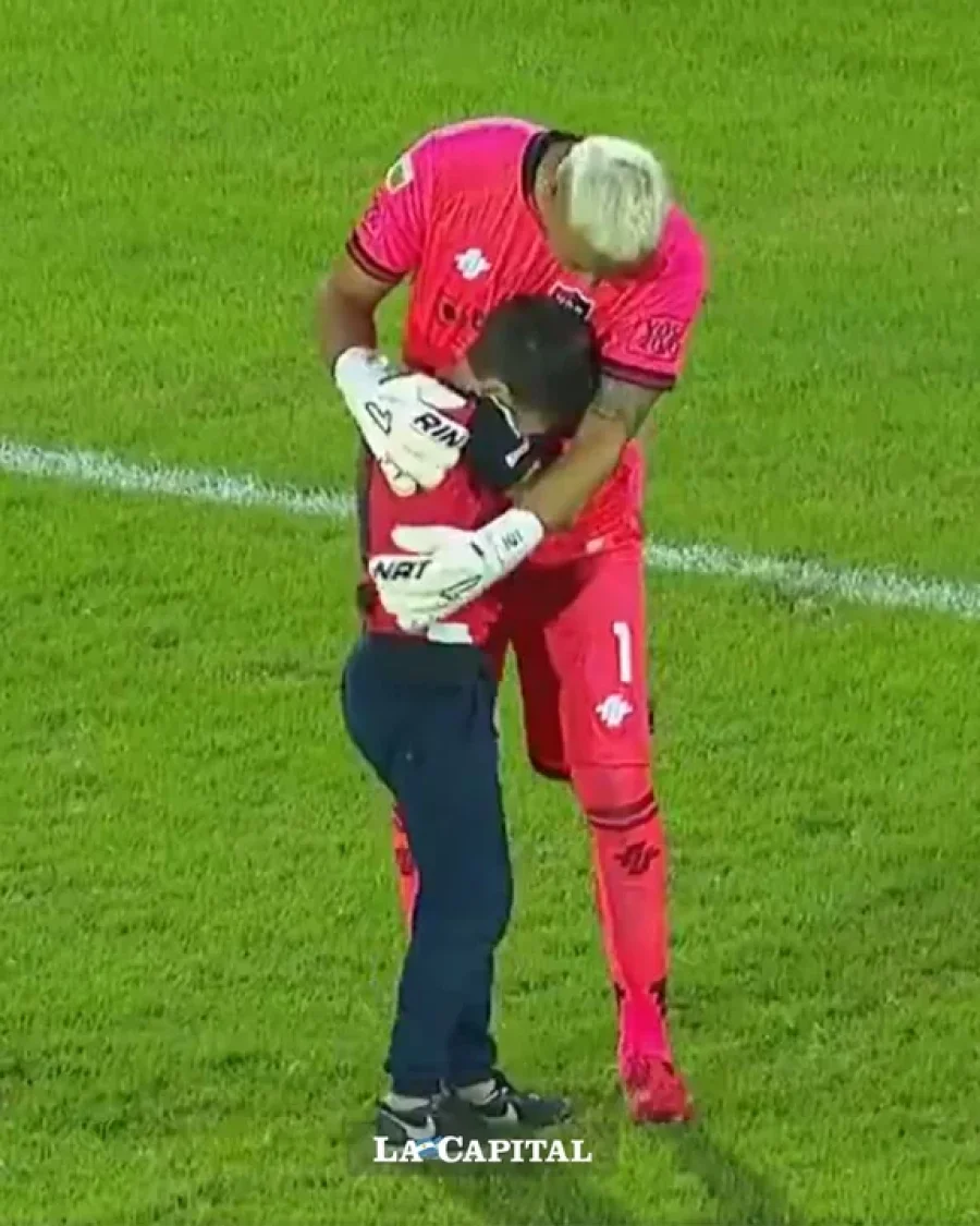 El tierno momento que protagonizaron Keylor Navas y un pequeño hincha de Newell´s.