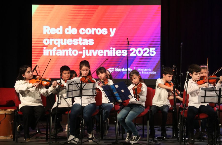 EN EL ESCENARIO. Se realizó la función de apertura 2025 con la participación de orquestas escuelas de Santa Fe, Santo Tomé, Rafaela y Sunchales en el Centro Cultural de la capital provincial.