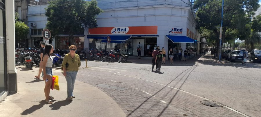 FERIADO TURISTICO. La gran mayoría de los comercios rafaelinos abrirá sus puertas durante este viernes 2 de mayo no laborable.