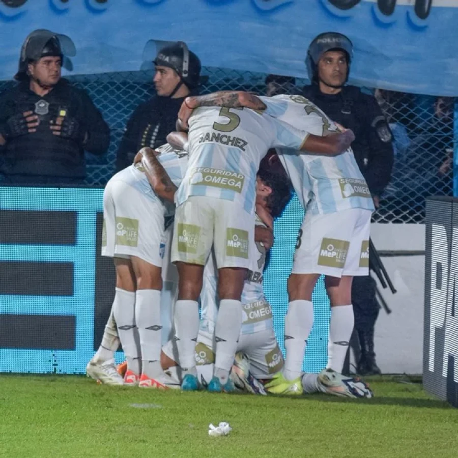 CONSUELO. Ya sin chances, el Decano obtuvo un buen triunfo.