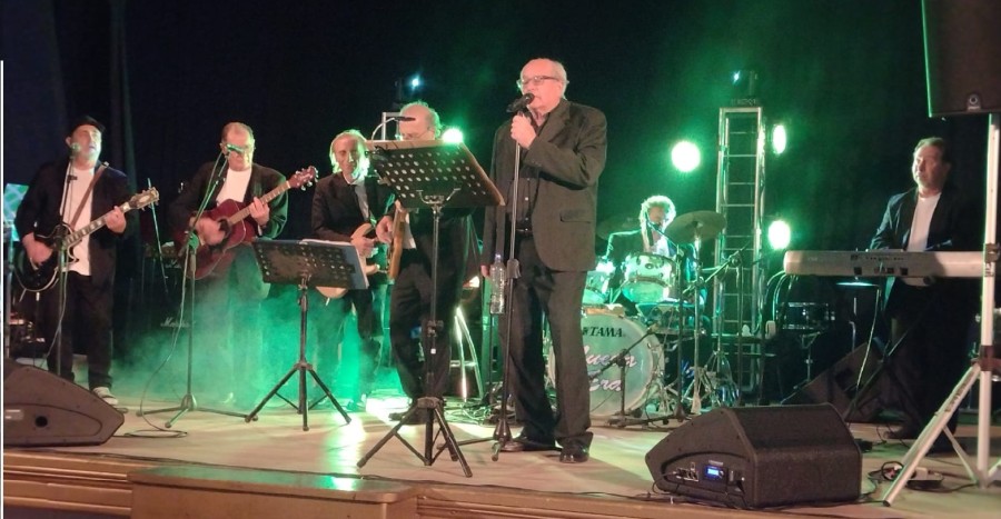 NUEVA ERA EN PLENA ACTUACIÓN. Raúl Raspo, Sergio Secchi, Ricardo Cuassolo, Silvio Chiappero, Héctor Tortelli, Rubén Perret y Omar Pisatti.