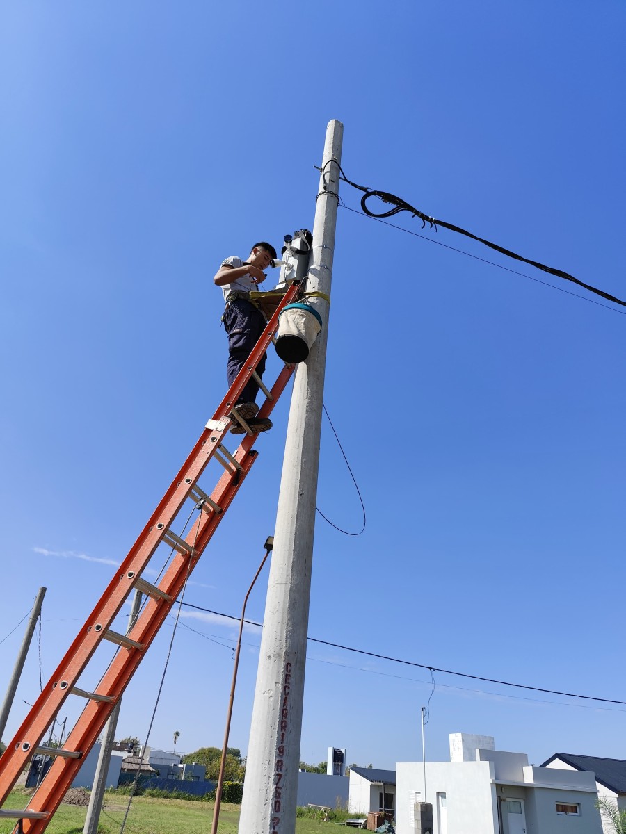 CÁMARAS. Un operario instalando los nuevos elementos.