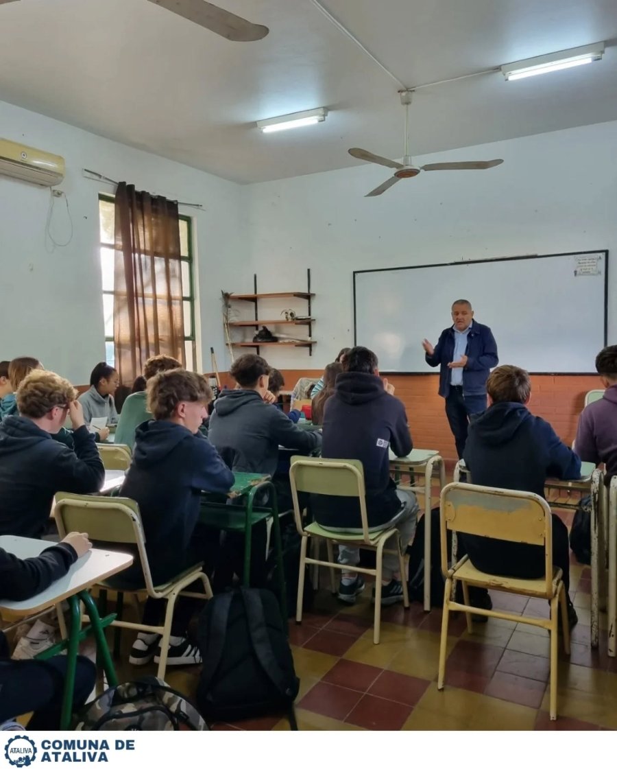 José Álvarez junto a los estudiantes.
