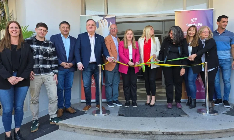 Las autoridades en el tradicional corte de cintas.