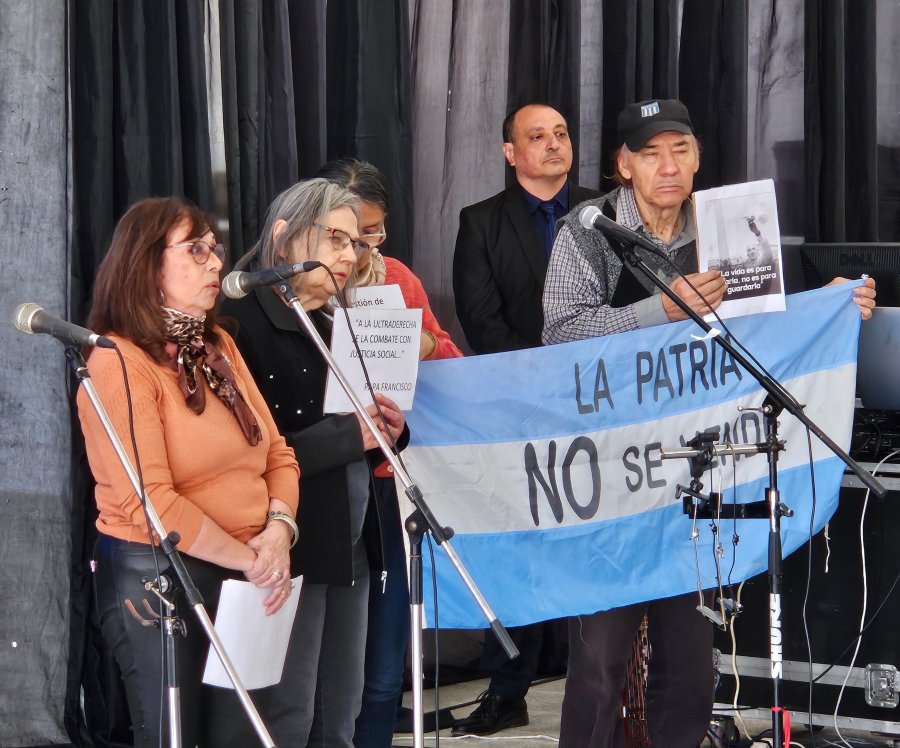 Los jubilados pidieron a la comunidad rafaelina movilizarse cada mi&eacute;rcoles a la Plaza 25 de Mayo. (FOTO D. CAMUSSO)